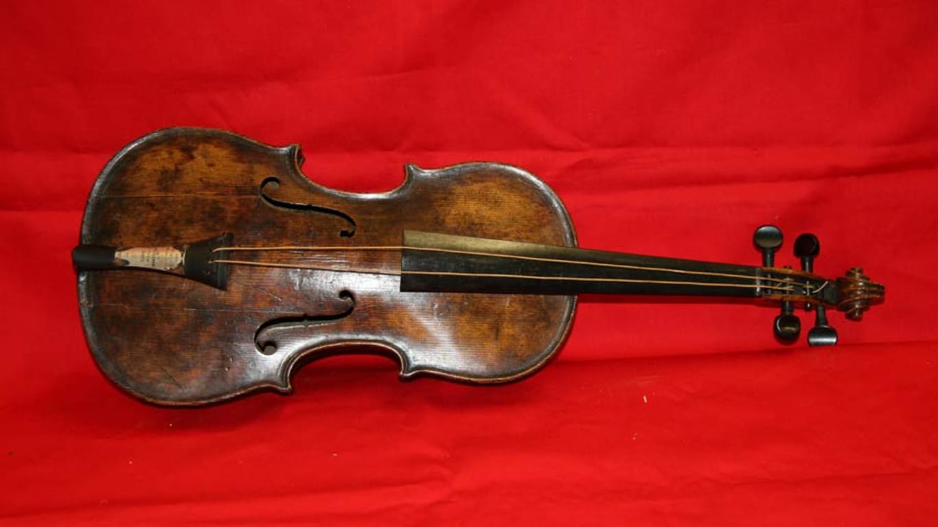 Eine Geige von der untergegangenen "Titanic" erzielte in London einen Rekorderlös.