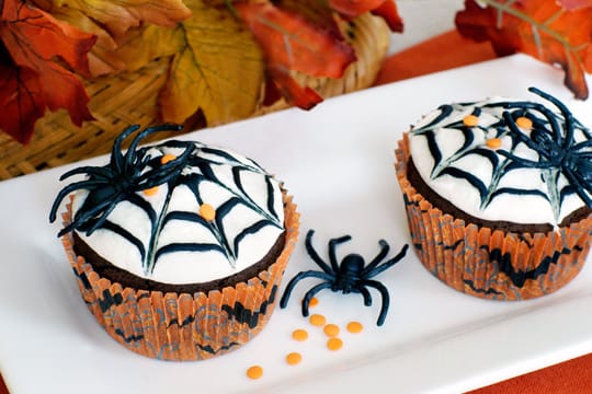 Ein echter Hingucker: Halloween-Muffins mit Spinnennetz-Glasur