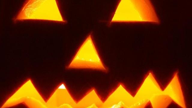 Leuchtende Kürbisgesichter dürfen an Halloween nicht fehlen.