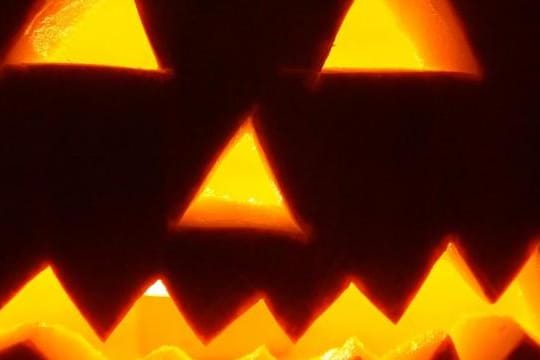 Leuchtende Kürbisgesichter dürfen an Halloween nicht fehlen.