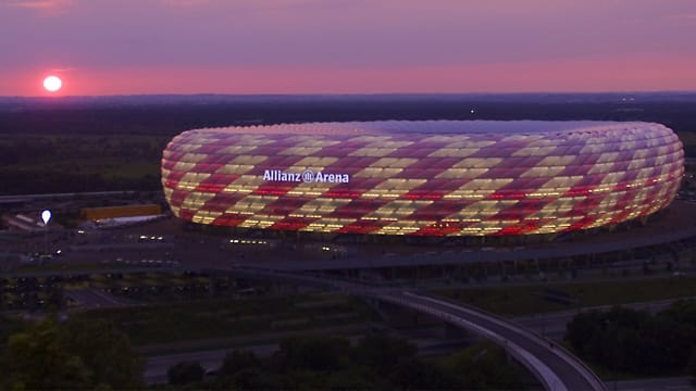 Die Allianz Arena in München ist die Heimat des FC Bayern. Sie beherbergt das größte Vereinsmuseum Deutschlands, die FCB-Erlebniswelt.