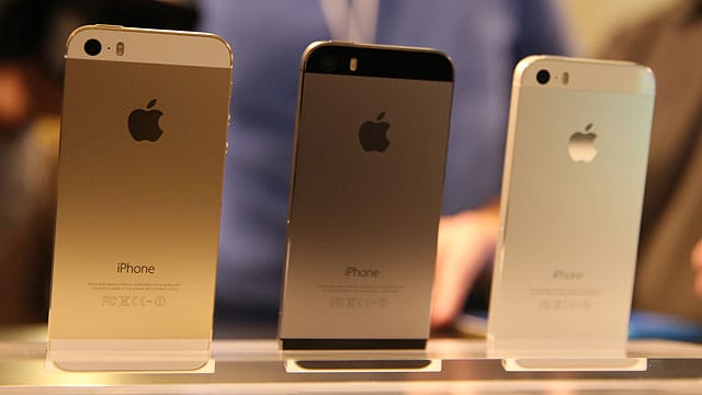 Apple iPhone 5s in Gold, Schwarz und Weiß.