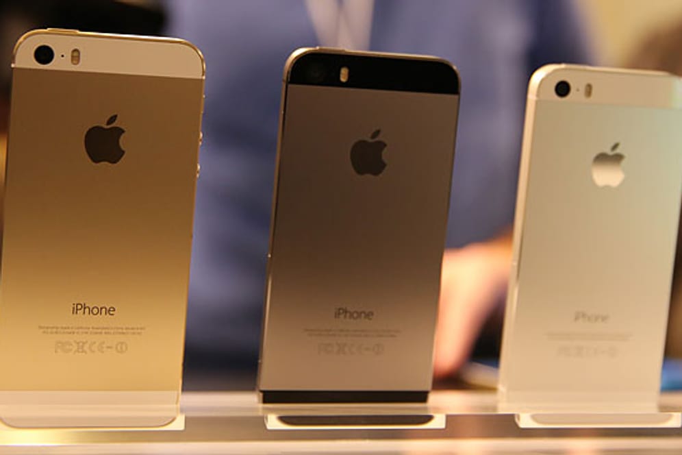 Apple iPhone 5s in Gold, Schwarz und Weiß.