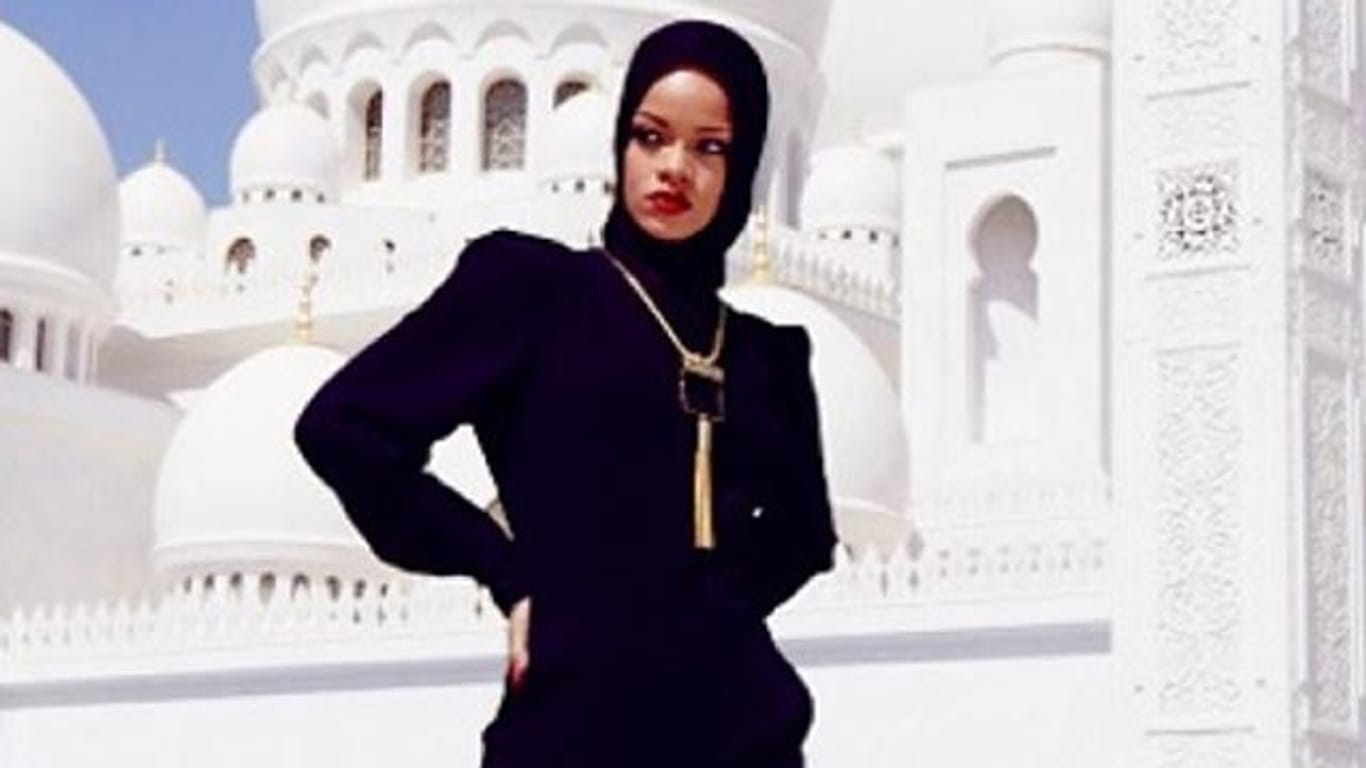 Das Posen vor eine Moschee in Abu Dhabi hat Rihanna viel Ärger eingebracht.
