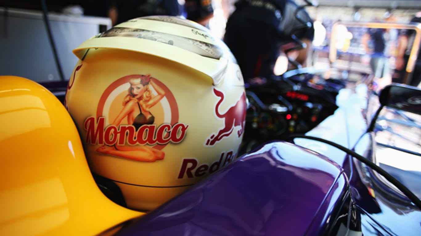 Sebastian Vettel beim Rennen in Monaco mit Pin-up-Girl auf dem Helm.