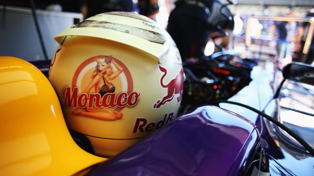 Sebastian Vettel beim Rennen in Monaco mit Pin-up-Girl auf dem Helm.