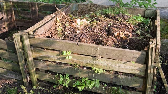 Der Lattenkompost überzeugt mit ständigem Lust- und Wasserwechsel