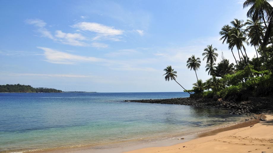 Strand, Berge, Palmen und tropisches Klima: Dieses Inselparadies hat dies alles und ist dennoch ein Geheimtipp.