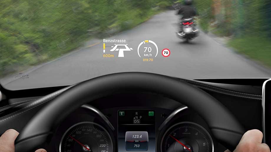 Relevante Informationen lassen sich jenseits des Monitors über ein Head-Up-Display direkt ins Blickfeld des Fahrer einspielen.