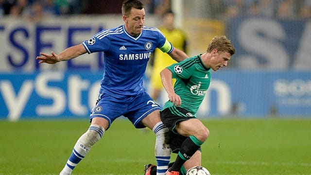 Schalkes Max Meyer (re.) wird von Chelseas 14 Jahre älteren Kapitän John Terry bedrängt. Schalkes Max Meyer (re.) wird von Chelseas 14 Jahre älteren Kapitän John Terry bedrängt.
