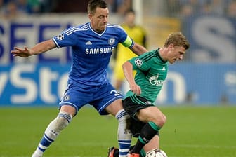 Schalkes Max Meyer (re.) wird von Chelseas 14 Jahre älteren Kapitän John Terry bedrängt.