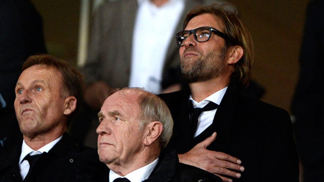 Dortmunds Trainer Jürgen Klopp (re.) und BVB-Geschäftsführer Hans-Joachim Watzke verfolgen die Partie im Emirates Stadium.
