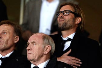 Dortmunds Trainer Jürgen Klopp (re.) und BVB-Geschäftsführer Hans-Joachim Watzke verfolgen die Partie im Emirates Stadium.