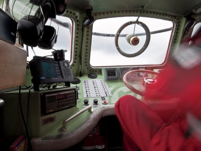 Im Cockpit bei einer Einsatzfahrt - viel Platz hat das Team auf dem Boot nicht.