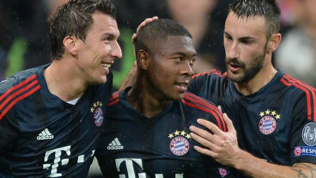 Mario Mandzukic, David Alaba und Diego Contento jubeln - der FC Bayern ist auf Achtelfinalkurs. Mario Mandzukic, David Alaba und Diego Contento jubeln - der FC Bayern ist auf Achtelfinalkurs.