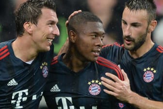 Mario Mandzukic, David Alaba und Diego Contento jubeln - der FC Bayern ist auf Achtelfinalkurs.