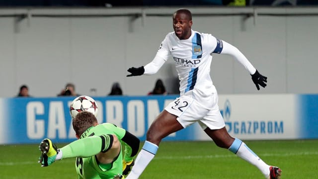 Manchesters Kapitän Yaya Toure versucht Moskaus Keeper Igor Akinfeev zu überwinden.