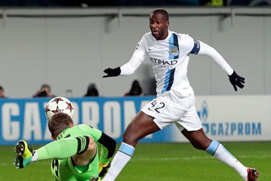 Manchesters Kapitän Yaya Toure versucht Moskaus Keeper Igor Akinfeev zu überwinden.