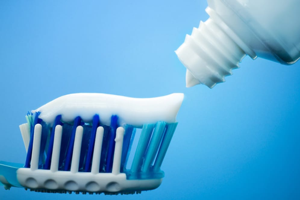 Stiftung Warentest hat 19 Sensitiv-Zahnpasten getestet.