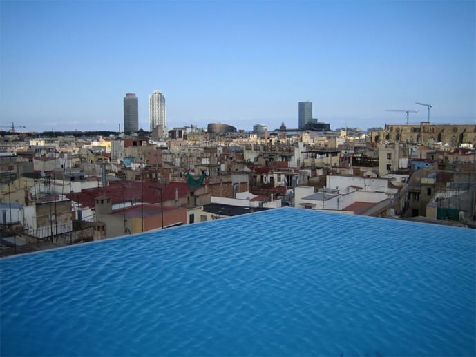 Der Infinity Pool über den Dächern von Barcelona ist ein absoluter Traum. Mitten in der lebendigen Hafenstadt herrscht auf der großen Dachterrasse des "Grand Central“ wohltuende Ruhe.