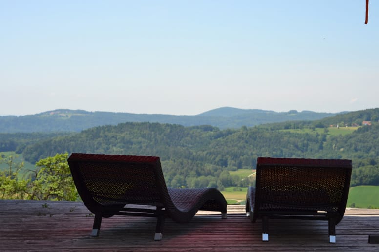 Ein typischer Tag im Bayerischen Wald: An der frischen Luft erlebt man hier Naturromantik pur. Nach erlebnisreichen Wanderungen vollbringt eine Hot-Stone-Massage im "Thula Wellness-Hotel“ wahre Wunder.