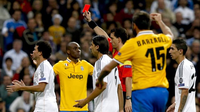 Schiedsrichter Manuel Gräfe zeigt Turins Giorgio Chiellini (nicht im Bild) die Rote Karte. Schiedsrichter Manuel Gräfe zeigt Turins Giorgio Chiellini (nicht im Bild) die Rote Karte.