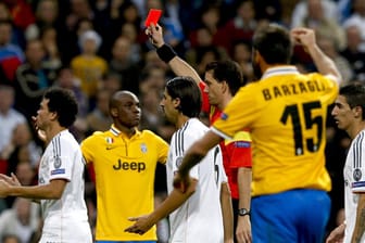 Schiedsrichter Manuel Gräfe zeigt Turins Giorgio Chiellini (nicht im Bild) die Rote Karte.