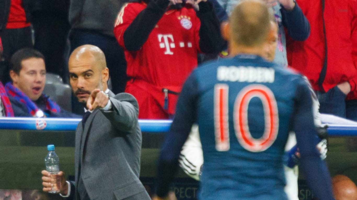 Bayern-Trainer Pep Guardiola (li.) bestimmt Arjen Robben als Elfmeterschützen.