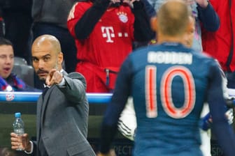 Bayern-Trainer Pep Guardiola (li.) bestimmt Arjen Robben als Elfmeterschützen.