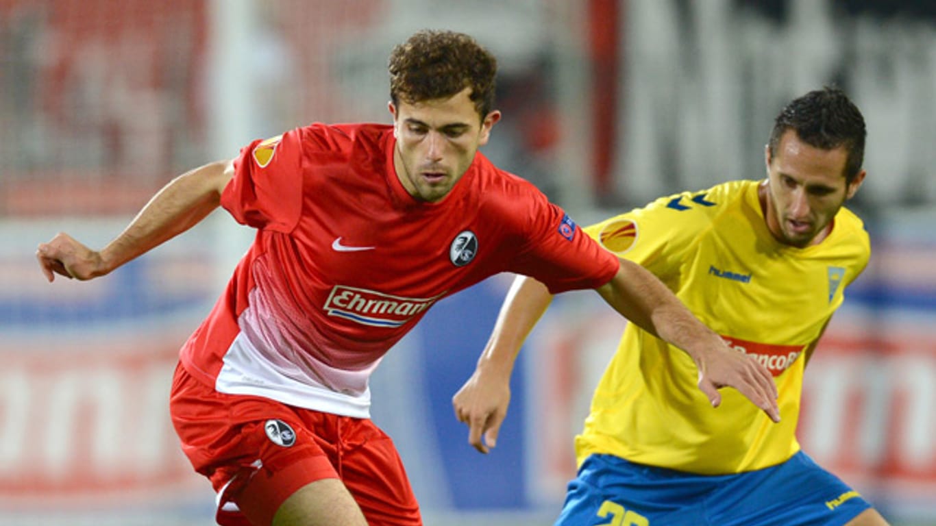 Freiburgs Mehmedi (li.) schirmt den Ball ab gegen Estorils Ruben Fernandes.