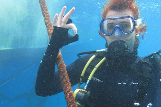 Taucherin gibt das Handzeichen: "Alles ok!