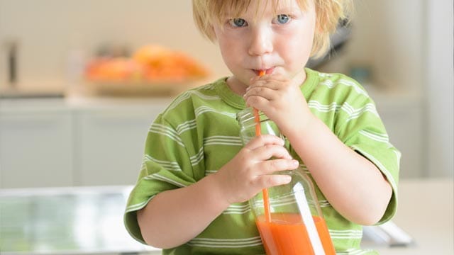 Öko-Test rät Eltern dazu, es einfach mal mit selbst gepresstem Saft zu probieren.