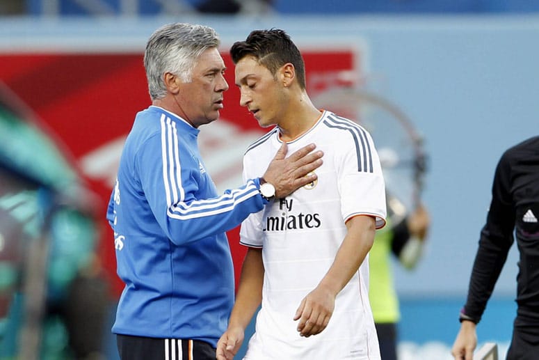 Carlo Ancelotti (li.) und Mesut Özil gehen mittlerweile getrennte Wege.