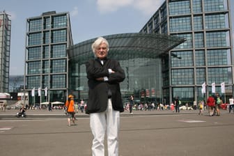 Architekt Meinhard von Gerkan vor dem von ihm entworfenen Hauptbahnhof in Berlin