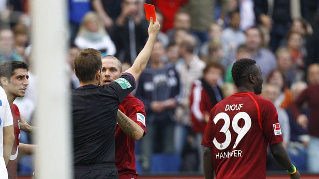 Schiedsrichter Tobias Stieler zeigt Hannovers Mame Diouf (re.) die Gelb-Rote Karte. Schiedsrichter Tobias Stieler zeigt Hannovers Mame Diouf (re.) die Gelb-Rote Karte.