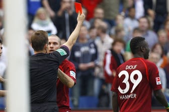 Schiedsrichter Tobias Stieler zeigt Hannovers Mame Diouf (re.) die Gelb-Rote Karte.