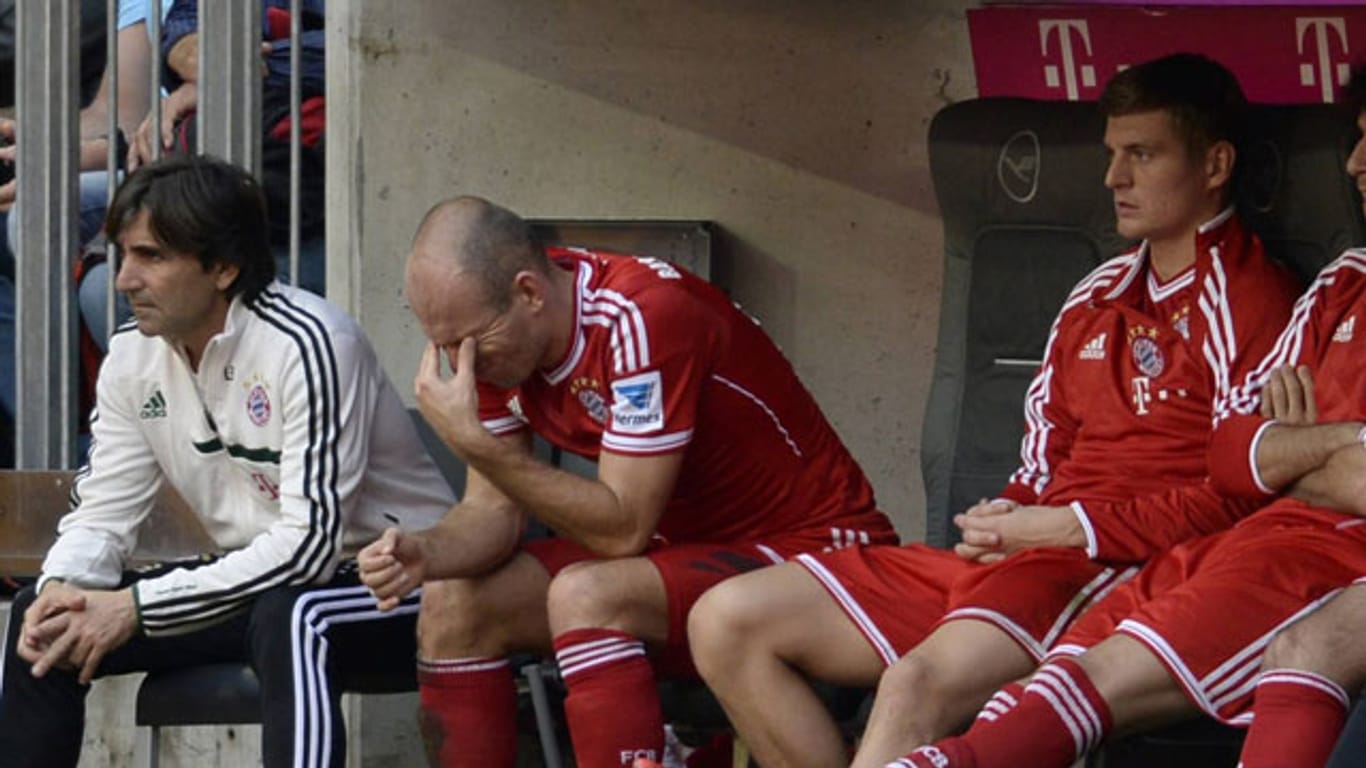 Arjen Robben und Toni Kroos (re.) müssen den gegen Hertha den hohen Belastungen Tribut zollen.
