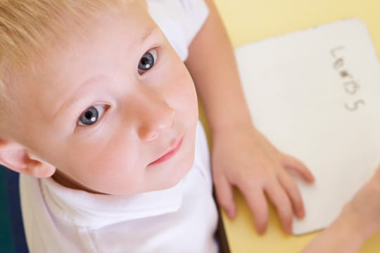 Namensrecht: Wessen Familiennamen soll das Kind tragen? Das Namensrecht erlaubt verschiedene Varianten.