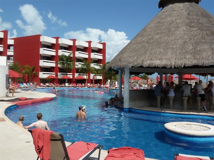 Hotel Temptation Resort & Spa in Cancun/Mexiko: Da das Mindestalter bei 21 Jahren liegt, kann man sich unbeirrt der Lust hingeben. Das "Drops of Love Package" ermöglicht exklusiven Butler-Service, ein pflegendes Aromatherapie-Bad sowie ein verlockendes Hummer-Dinner.