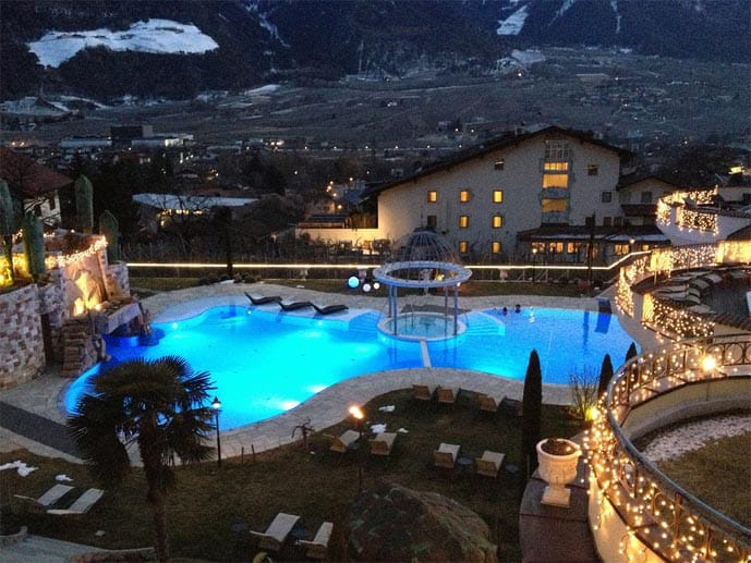 Dolce Vita Hotel Preidlhof in Südtirol/Italien: Im idyllischen Panoramahotel kennt man die Bedürfnisse verliebter Paare. Romantische Spaziergänge in mediterranen Obstgärten, verwöhnende Paarbehandlungen im "Private SPA", danach ungestört im Whirlpool.