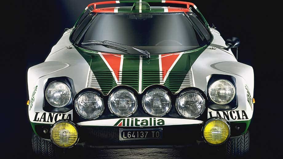 Lancia Stratos HF: Für den Rallye-Einsatz waren seine Klappscheinwerfer hinsichtlich der Aerodynamik unnütz, da er eine ganze Batterie an Leuchten trug - zumindest nachts.