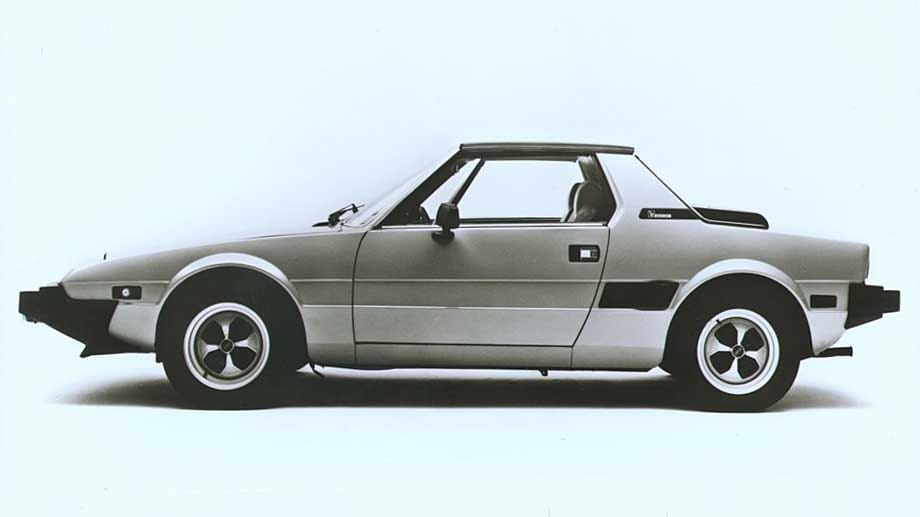 Auch die extreme Keilform eines Fiat X-1/9 war in den 80er Jahren ohne Schlafaugen nicht realisierbar.