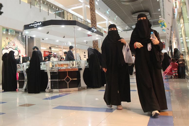 Verhüllte Frauen in einem Einkaufszentrum in Riad.