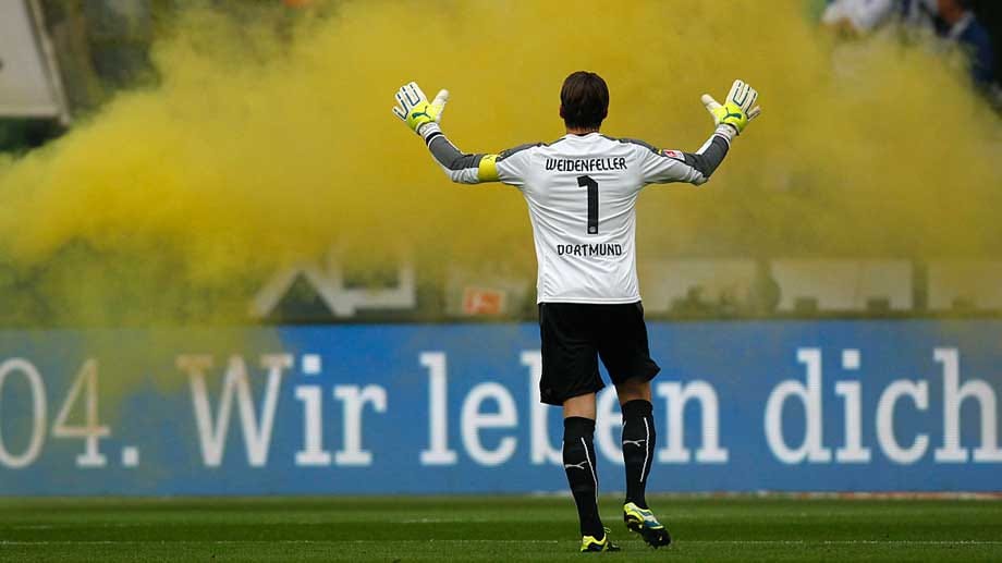 Selbst auf BVB-Kapitän Roman Weidenfeller wollten die Chaoten beim Revierderby auf Schalke nicht hören. Selbst auf BVB-Kapitän Roman Weidenfeller wollten die Chaoten beim Revierderby auf Schalke nicht hören.