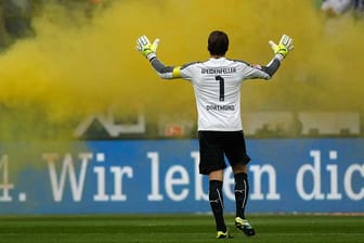 Selbst auf BVB-Kapitän Roman Weidenfeller wollten die Chaoten beim Revierderby auf Schalke nicht hören.
