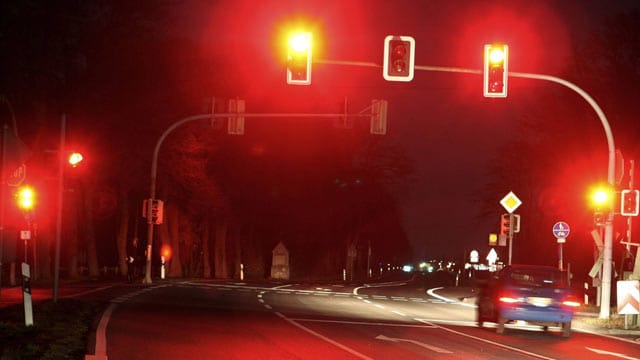 Fünf Minuten sollte man warten, bevor man eine rote Ampel überfährt