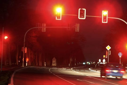 Fünf Minuten sollte man warten, bevor man eine rote Ampel überfährt