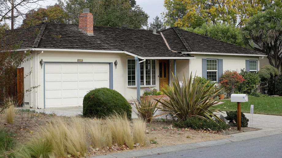 Am 28. Oktober 2013 stimmten die Vertreter der Stadt Los Altos dafür, dass das Elternhaus von Steve Jobs zur Sehenswürdigkeit erklärt werden solle.