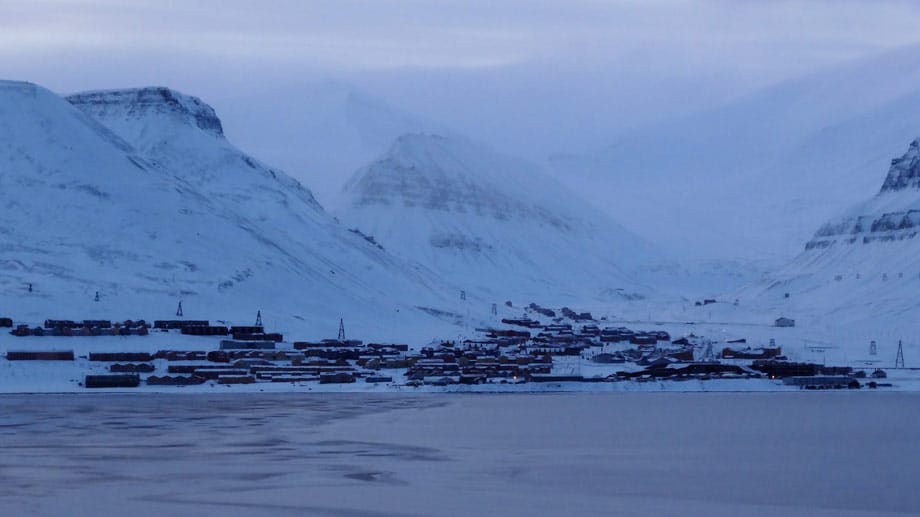 Rund 2000 Menschen leben hier - die meisten davon in Longyearbyen.
