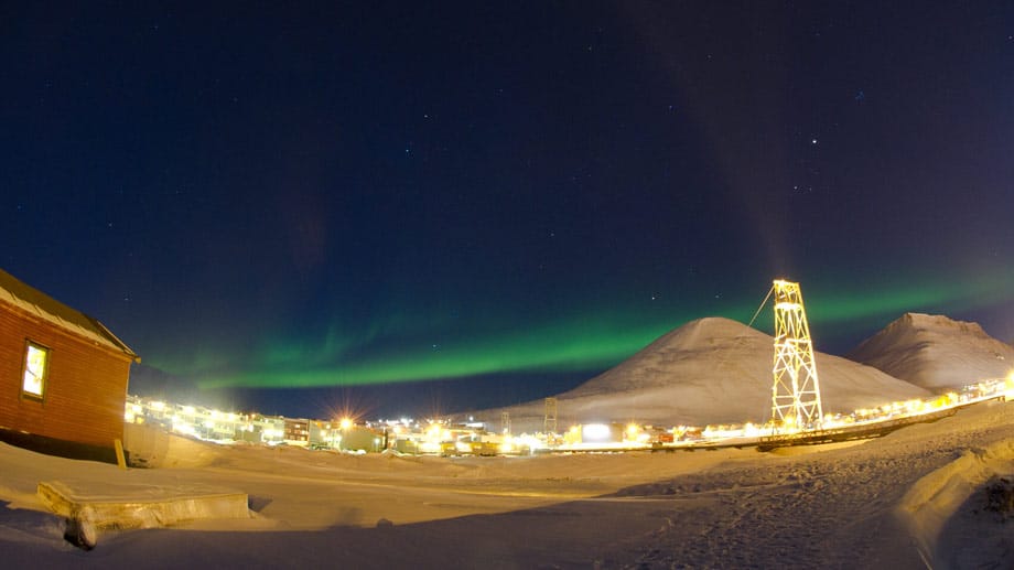 Die Nacht, die Lichter: Sogar direkt über Lonyearbyen sind Nordlichter zu sehen.